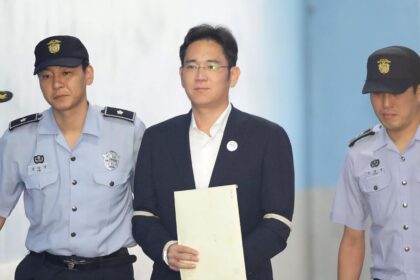 Lee Jae-yong, Samsung Group heir arrives at Seoul Central District Court to hear the bribery scandal verdict on August 25, 2017 in Seoul, South Korea