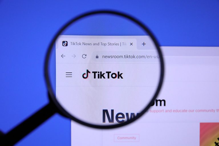Homepage_of_TIKTOK_Website_magnified_on_logo_with_magnifying_glass_(53147161264)-2