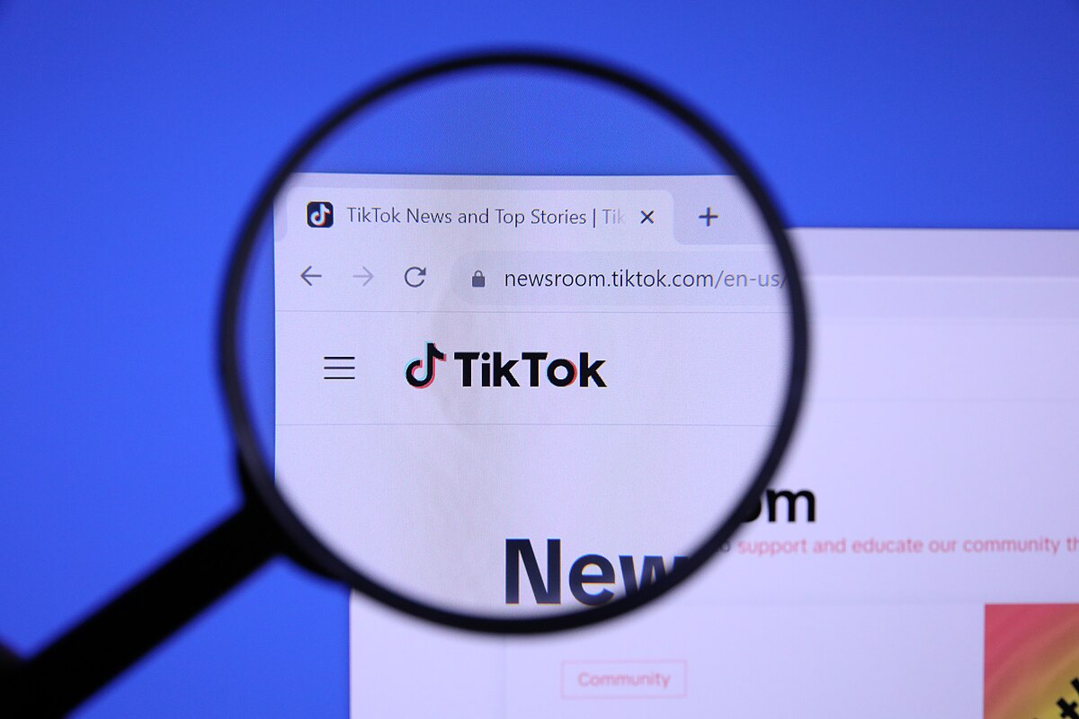 Homepage_of_TIKTOK_Website_magnified_on_logo_with_magnifying_glass_(53147161264)-2