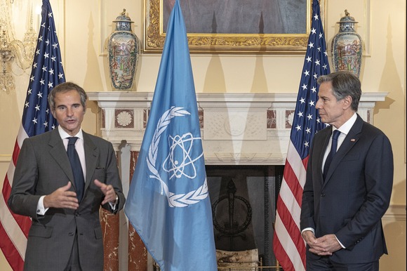 1620px-Secretary_Blinken_Meets_with_IAEA_Director_General_Grossi_(51604719164) (2)